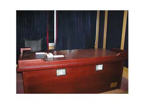  审讯桌